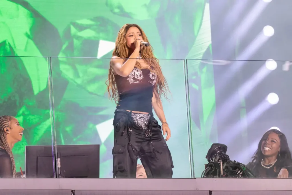 Shakira singing on the stage of Las Mujeres Ya No Lloran World Tour