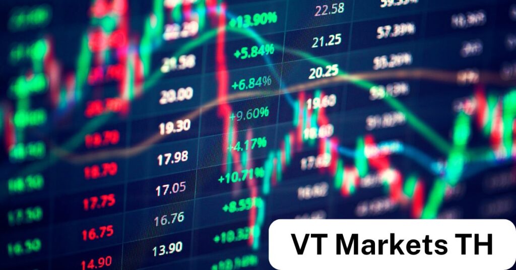ภาพหน้าจอแสดงกราฟและตัวเลขราคาสกุลเงินในตลาด Forex ที่เคลื่อนไหวอย่างรวดเร็ว ด้วยสีเขียวและแดงบนหน้าจอสีน้ำเงินเข้ม โลโก้ VT Markets TH ปรากฏอยู่ด้านล่างขวา แสดงถึงแพลตฟอร์มการเทรดสำหรับนักเทรดไทย
